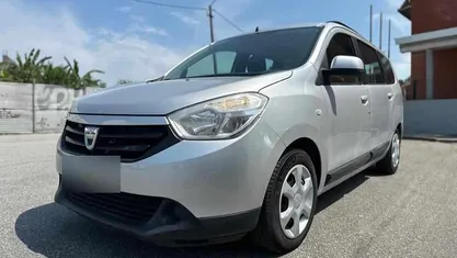 Usado Dacia Lodgy 115 HP (84 kW) 2015 Cinzento Monovolume