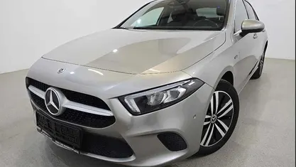 Cinzento Usado 2020 Mercedes A250 | € 23.700 (Preço justo)