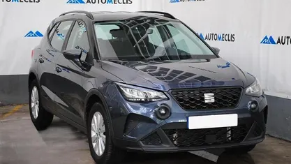 Usado Seat Arona Style 110 HP (80 kW) 2023 Cinza SUV