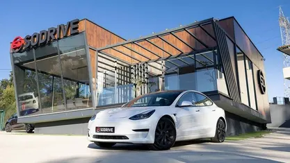 Branco Usado 2021 Tesla Model 3 Standard Range Plus Sedan | € 23.900 (Preço justo)