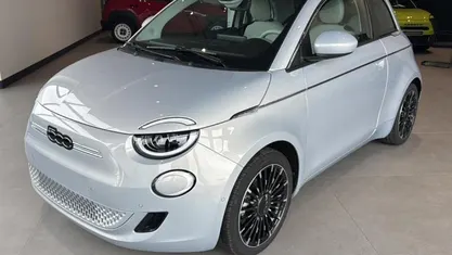 Usado Fiat 500e La Prima 86 kW (118 HP) 2025 Sedan