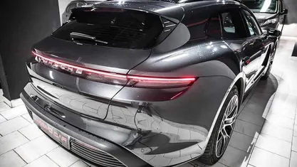 Cinzento Usado 2022 Porsche Taycan Sedan | € 72.990 (Preço justo)