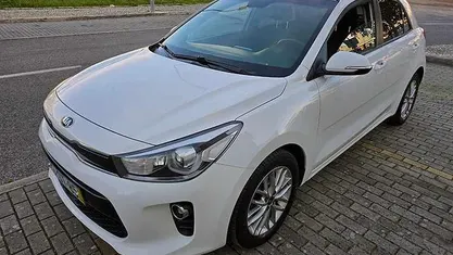 Branco Usado 2017 Kia Rio Sedan | € 12.500 (Preço justo)