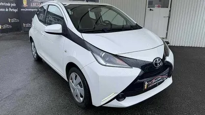 Usado Toyota Aygo 69 HP (50 kW) 2018 Branco Citadino