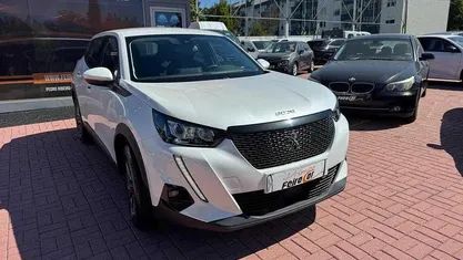 Usado Peugeot 2008 Active 130 HP (95 kW) 2021 Branco SUV