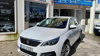 Usado Peugeot 308 102 HP (75 kW) 2019 Branco