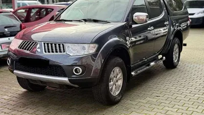 Cinzento Usado 2011 Mitsubishi L200 Pickup | € 21.899 (Preço justo)