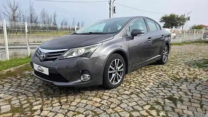Cinzento Usado 2011 Toyota Avensis | € 9.750 (Preço justo)