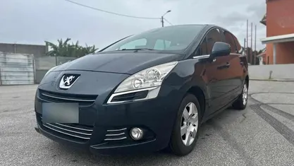 Usado Peugeot 5008 114 HP (83 kW) 2013 Monovolume