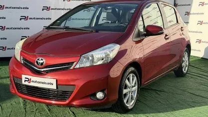 Usado Toyota Yaris Comfort 69 HP (50 kW) 2013 Vermelho Citadino