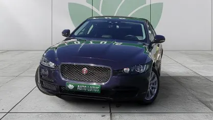 Usado Jaguar XE Portfolio 180 HP (132 kW) 2017 Azul Sedan