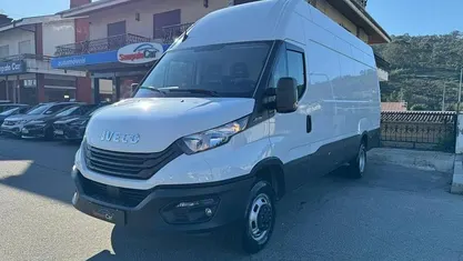 Branco Usado 2023 Iveco Daily Sedan | € 31.990 (Preço justo)