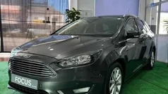 Cinzento Usado 2015 Ford Focus Sedan | € 11.900 (Preço justo)