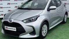 Cinza prata Usado 2023 Toyota Yaris Hybrid Comfort Citadino | € 22.990 (Preço justo)
