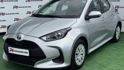 Cinza prata Usado 2023 Toyota Yaris Hybrid Comfort Citadino | € 22.990 (Preço justo)