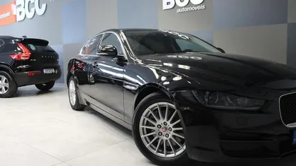 Usado Jaguar XE R-Sport 163 HP (119 kW) 2017 Preto Sedan