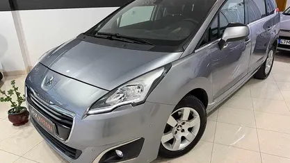 Cinzento Usado 2015 Peugeot 5008 Carrinha | € 12.950 (Preço justo)