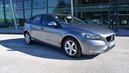 Cinzento Usado 2018 Volvo V40 Kinetic Carrinha | € 17.900 (Preço justo)
