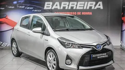 Cinza Usado 2015 Toyota Yaris Hybrid Sport | € 15.500 (Preço justo)