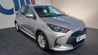 Usado Toyota Yaris Comfort 72 HP (52 kW) 2023 Cinzento