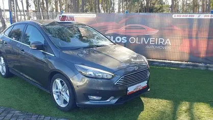 Usado Ford Focus Titanium 125 HP (91 kW) 2015 Cinza escuro Sedan