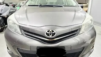 Usado Toyota Yaris 90 HP (66 kW) 2012 Cinzento Citadino