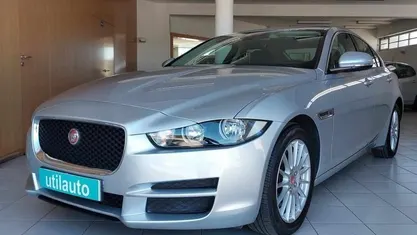 Cinzento Usado 2015 Jaguar XE Sedan | € 17.900 (Preço justo)