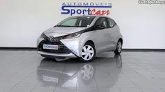 Cinza Usado 2016 Toyota Aygo X-play Citadino | € 10.750 (Preço justo)