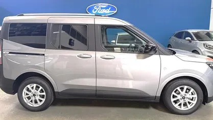 Cinzento Novo 2025 Ford Tourneo Courier Monovolume | € 23.900 (Bom preço)