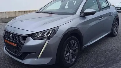 Cinza Usado 2020 Peugeot e-208 Active Citadino | € 14.990 (Preço justo)