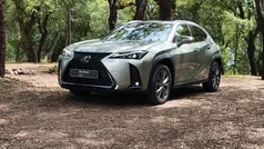 Cinzento Usado 2023 Lexus UX SUV | € 46.000 (Preço justo)