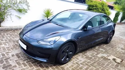 Cinzento Usado 2021 Tesla Model 3 Standard Range Plus Sedan | € 22.900 (Preço justo)
