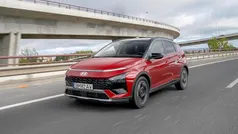 Dragon red/phantom black (metalizado) Usado 2024 Hyundai Bayon Premium SUV | € 19.790 (Preço justo)