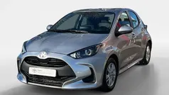 Cinza (pintura metalizada) Usado 2023 Toyota Yaris Comfort Sedan | € 17.990 (Preço justo)