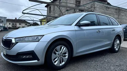 Cinzento Usado 2021 Skoda Octavia Ambition Carrinha | € 19.490 (Preço justo)