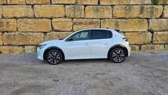 Branco Usado 2021 Peugeot e-208 GT Citadino | € 19.950 (Preço justo)