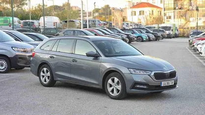 Cinzento Usado 2023 Skoda Octavia Carrinha | € 26.990 (Preço justo)