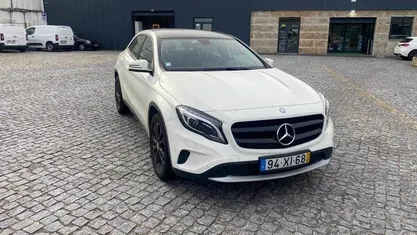 Branco Usado 2014 Mercedes GLA200 Urban SUV | € 19.900 (Preço justo)