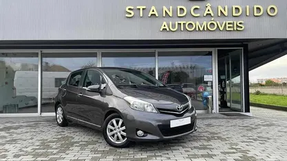 Cinzento Usado 2014 Toyota Yaris | € 10.950 (Preço justo)
