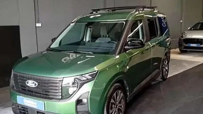 Usado Ford Tourneo Courier 125 HP (91 kW) 2024 Verde Monovolume