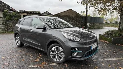 Cinzento Usado 2022 Kia e-Niro SUV | € 23.990 (Preço justo)
