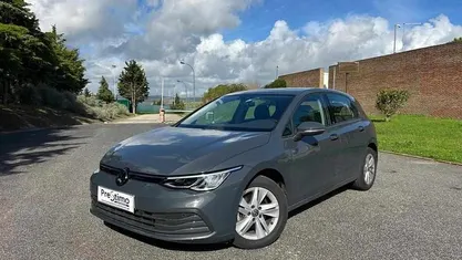 Usado VW Golf VIII Life 110 HP (80 kW) 2022 Cinzento