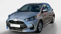 Cinza (pintura metalizada) Usado 2023 Toyota Yaris Comfort Sedan | € 18.250 (Preço justo)