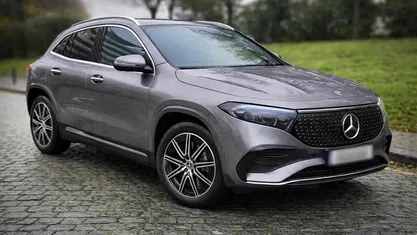 Cinzento Usado 2024 Mercedes EQA300 AMG SUV | € 56.900