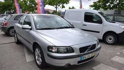 Cinzento prata Usado 2004 Volvo S60 Sedan | € 10.950 (Preço justo)