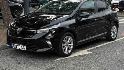 Preto Usado 2023 Renault Clio V Evolution Citadino | € 16.990 (Preço justo)