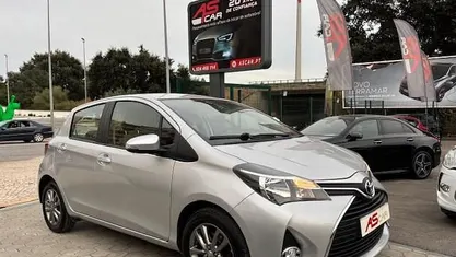 Cinza Usado 2015 Toyota Yaris Comfort Citadino | € 11.990 (Preço justo)