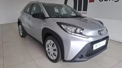 Cinza Usado 2023 Toyota Aygo Play Citadino | € 16.500 (Preço justo)