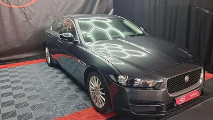 Cinzento Usado 2017 Jaguar XE Sedan | € 16.990 (Preço justo)