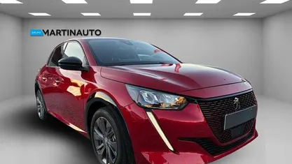 Usado 2023 Peugeot e-208 Allure Citadino | € 19.450 (Preço justo)